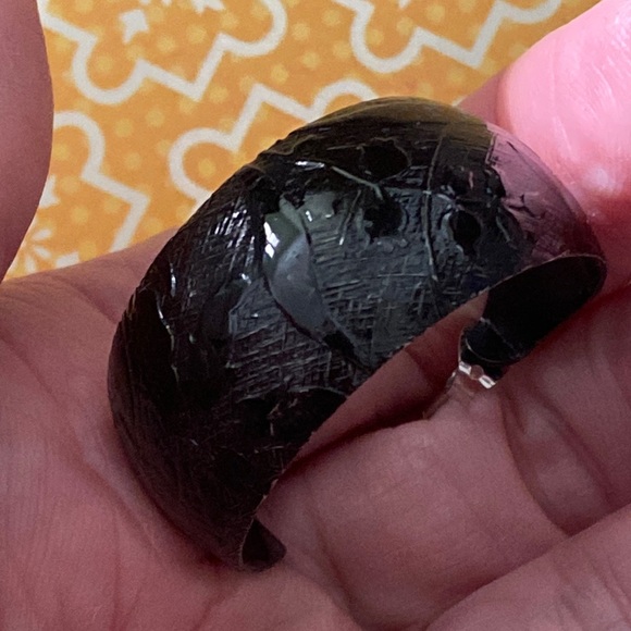 80s black textured patterned enamel paint crescent earrings - Picture 4 of 8